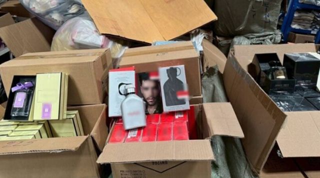 仓库没收数万件商品跨境卖家损失惨重麻将胡了试玩平台泰国捣毁多个假货(图4)