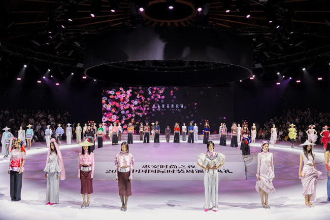 ” 惠安女服饰压轴2025中国国际时装周PG电子麻将胡了2试玩“惠女繁花胜似锦(图4) ” 惠安女服饰压轴2025中国国际时装周PG电子麻将胡了2试玩“惠女繁花胜似锦(图4)